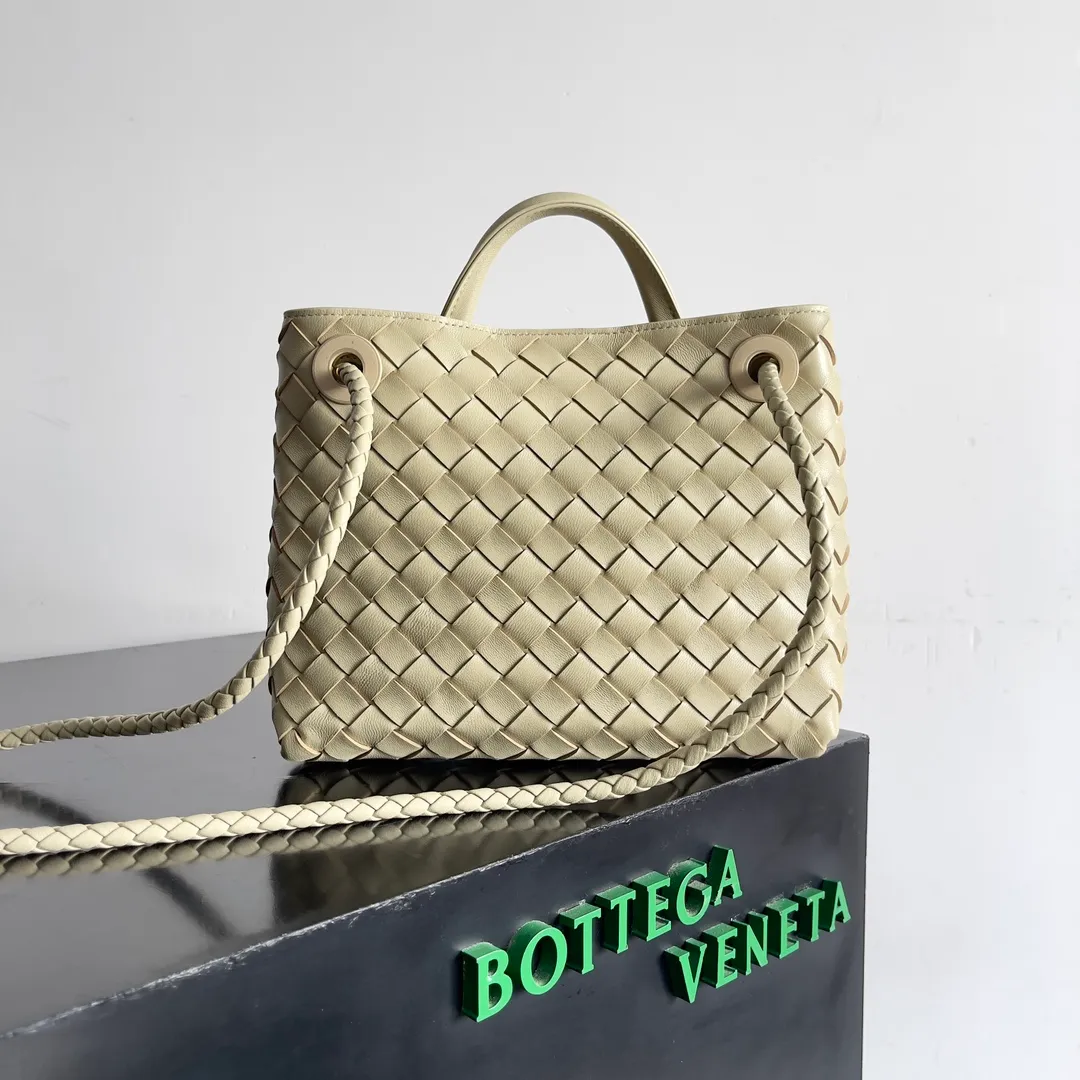 The 2023 new Andiamo batch of 1860 BV has been shipped‼ ️Really popular🔥The new Andiamo woven handbag launched by Bottega Veneta this season is really popular all over the world! ! Celebrities at home and abroad have worn it, and Oscar-winning actress Michelle Yeoh has taken it out on the street. Song Jia, Trai Yara, Yu Feihong, Sanji Ayaka, Rosie Hunting-Whiteley, Yoshioka Riho, etc. have all picked up this bag. It is classic and versatile, showing off its temperament, and the bag capacity is also large, which is very convenient for daily commuting! ! A variety of carrying methods, the shoulder straps can be adjusted by yourself, the original lambskin feels soft and delicate, and the neutral style is made to break gender boundaries and bring a more practical and longer-lasting use experience. Andiamo, which has both elegant and casual styles, perfectly interprets the true appearance of "fashionable old money style". Style number: 743568 Size: 25*22*10.5cm